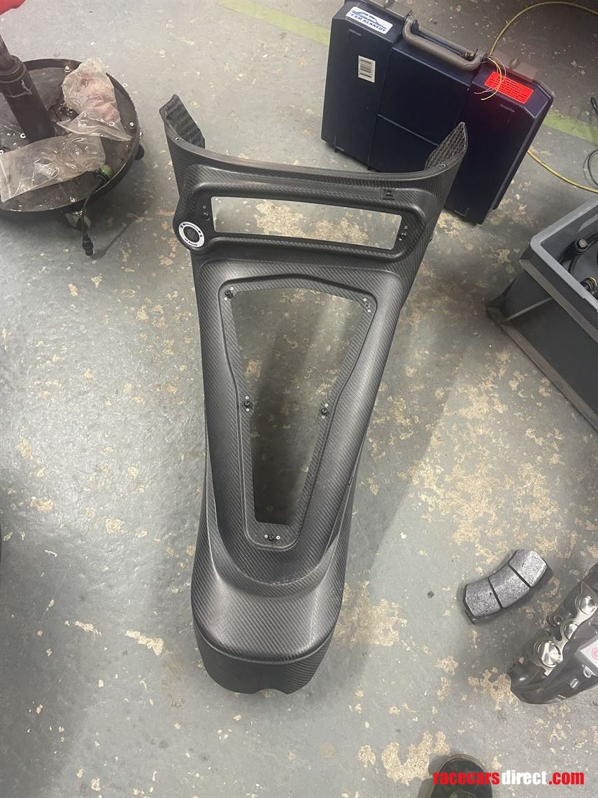 mercedes-amg-gt3-gt2-gt4-carbon-console