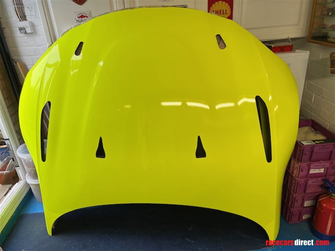 aston-martin-gt4-bonnet