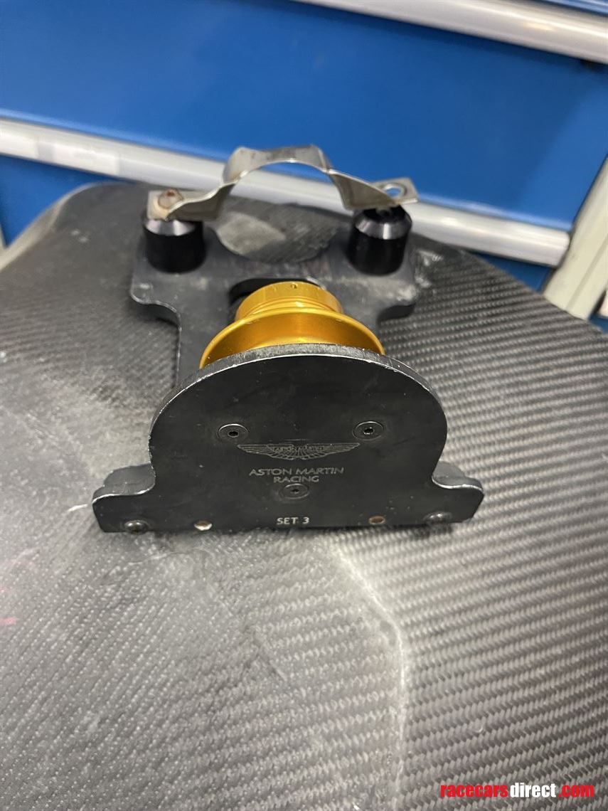 aston-martin-gt3-steering-wheel-lock