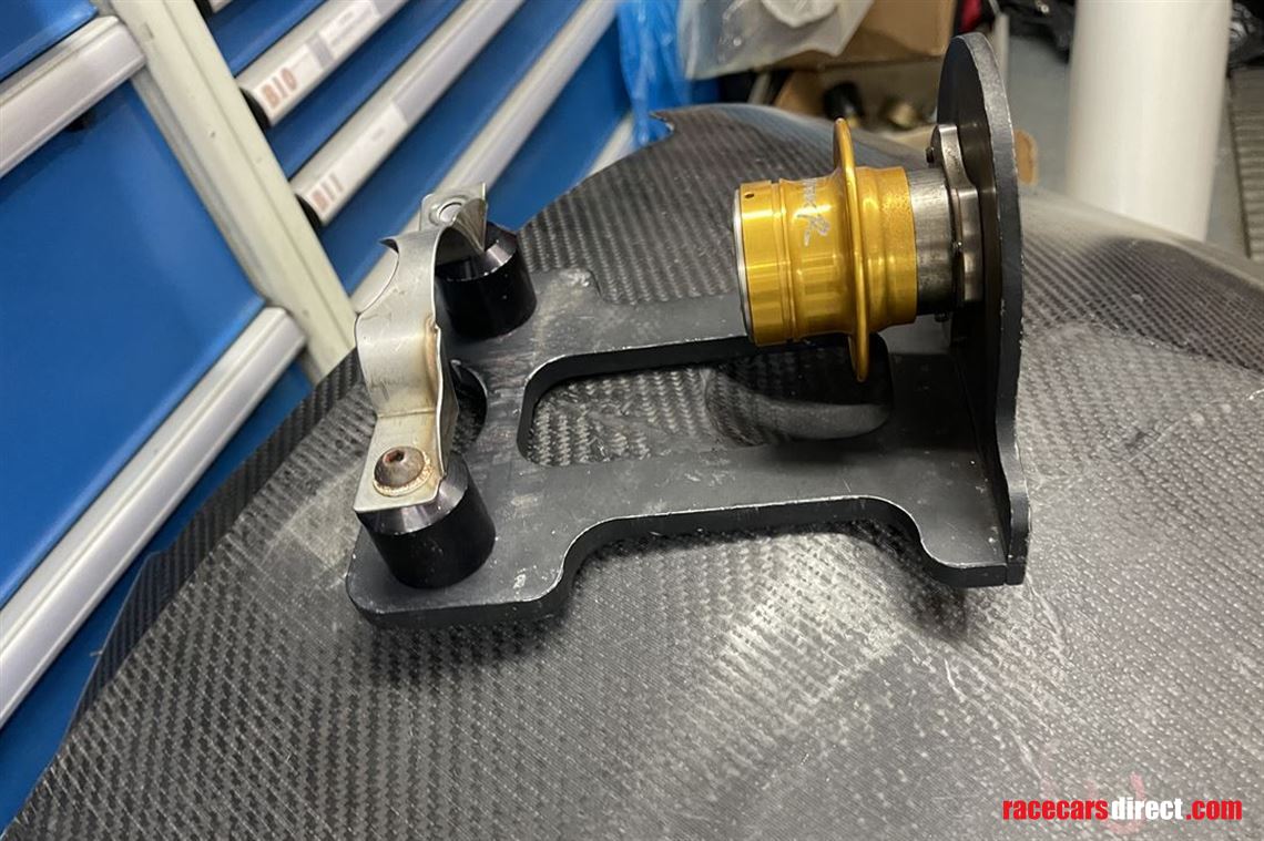 aston-martin-gt3-steering-wheel-lock