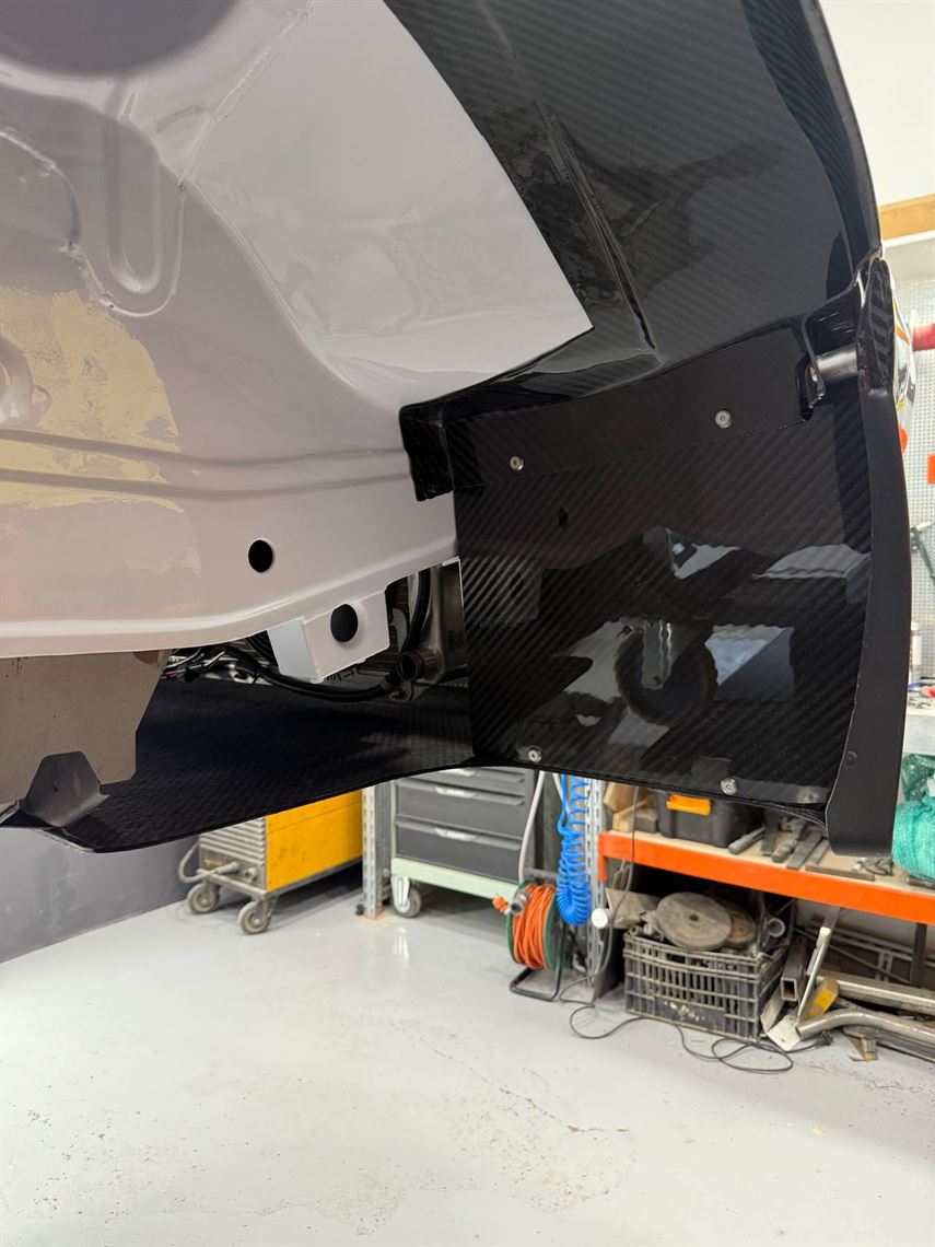 ford-sierra-cosworth-full-carbon-race-car-she