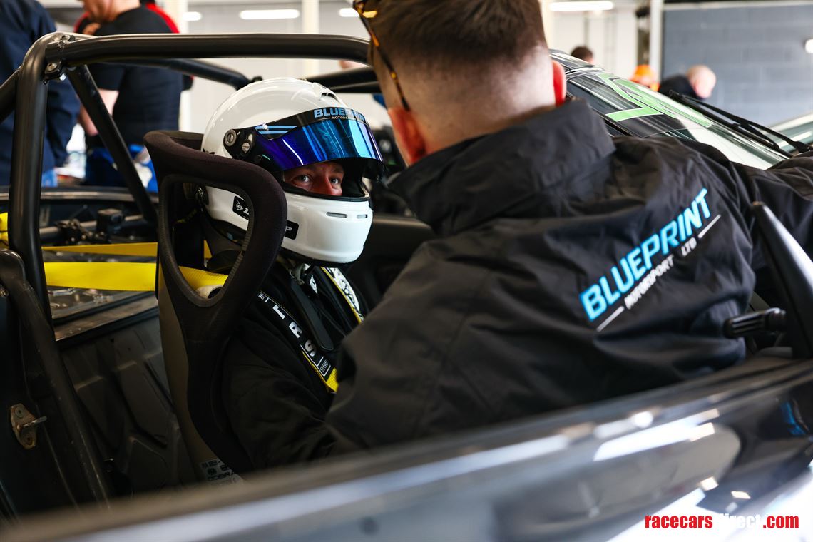 go-racing-no-hassle-arrive-drive-seats-availa