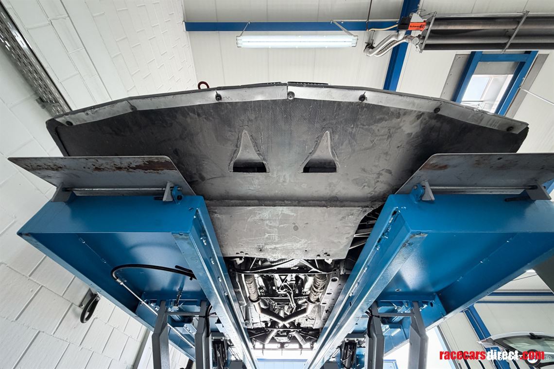 bmw-e36-race-car-s85-v10-gtr-axles-center-loc