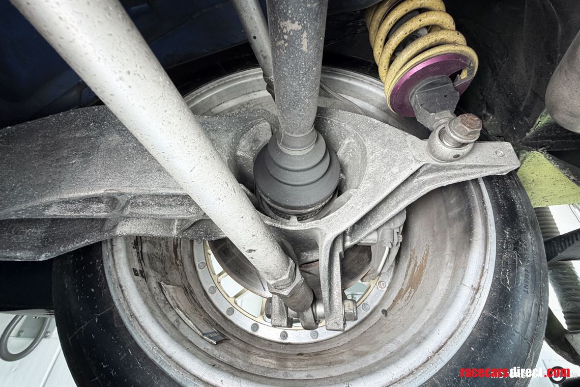 bmw-e36-race-car-s85-v10-gtr-axles-center-loc