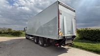 daf-26t-box-truck-with-large-cantilever-tail