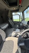 daf-26t-box-truck-with-large-cantilever-tail