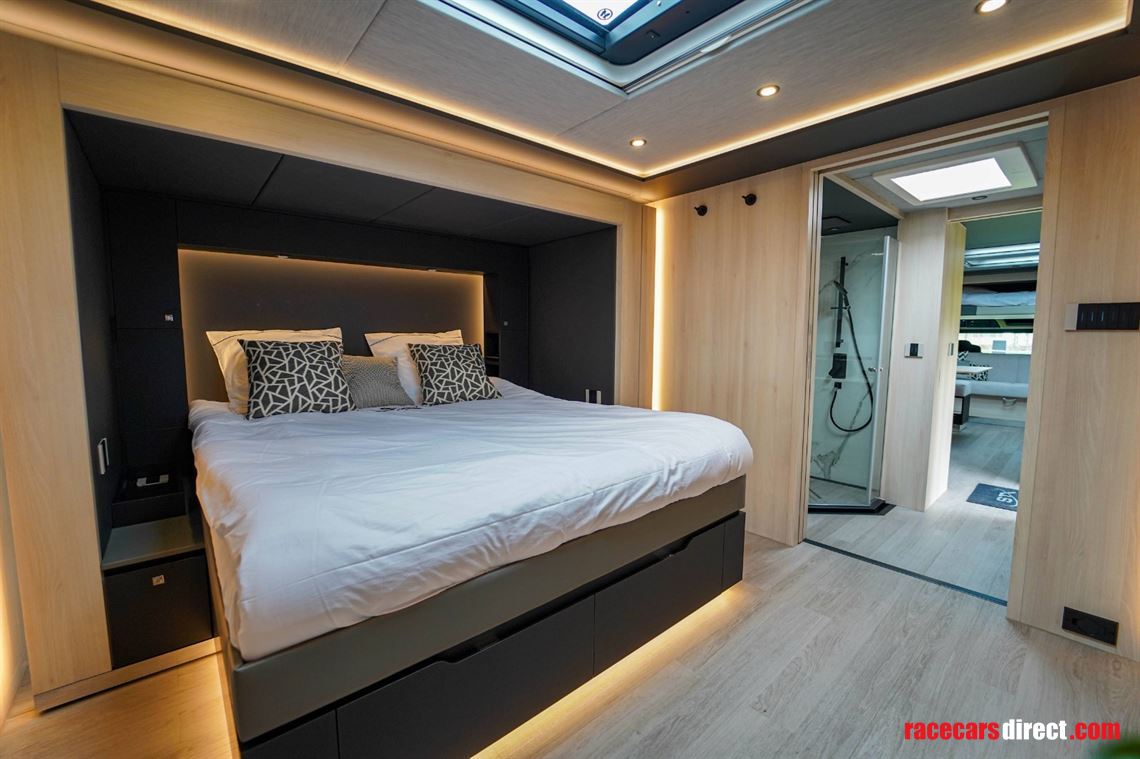 stx-motorhome---mercedes-benz-actros-triple-s