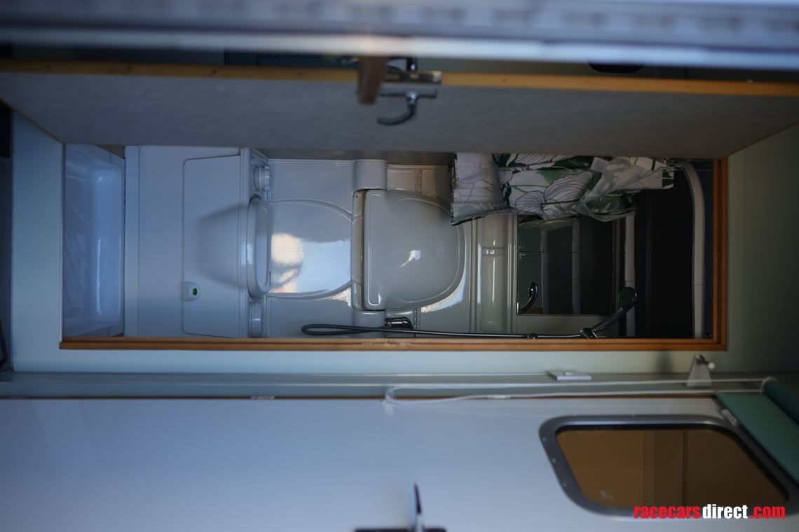iveco-75t-truck-with-living-and-workshop-conv