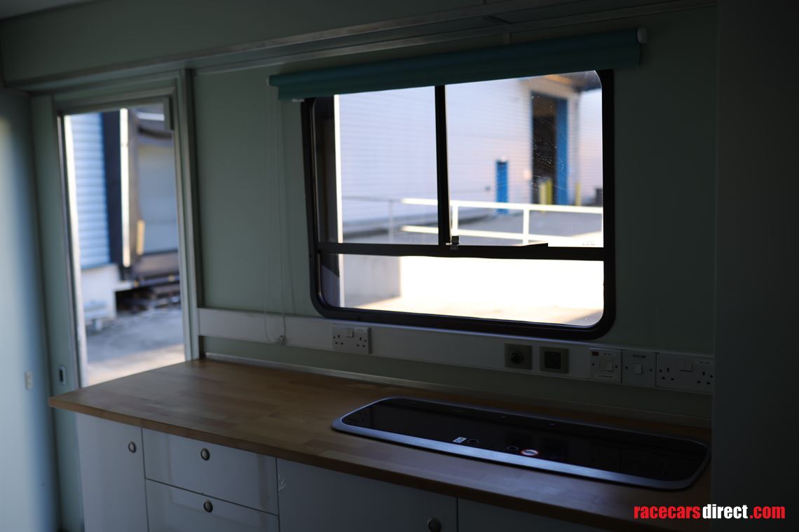 iveco-75t-truck-with-living-and-workshop-conv