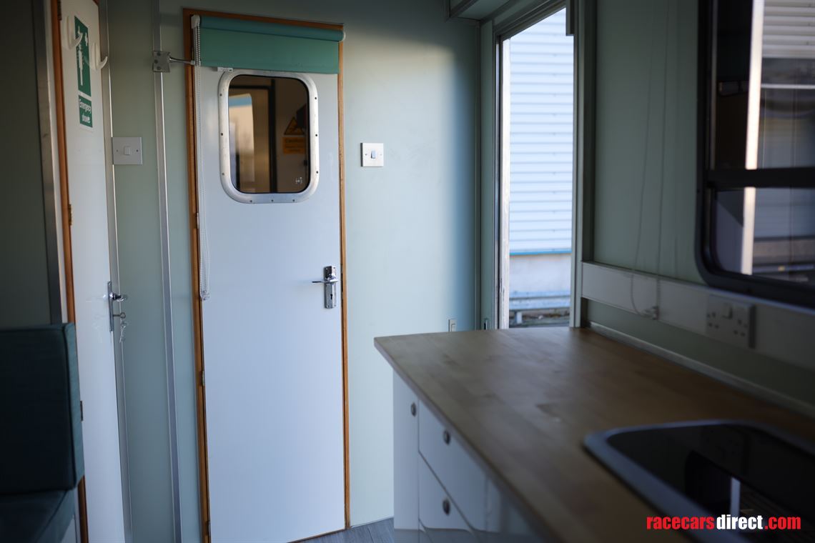iveco-75t-truck-with-living-and-workshop-conv