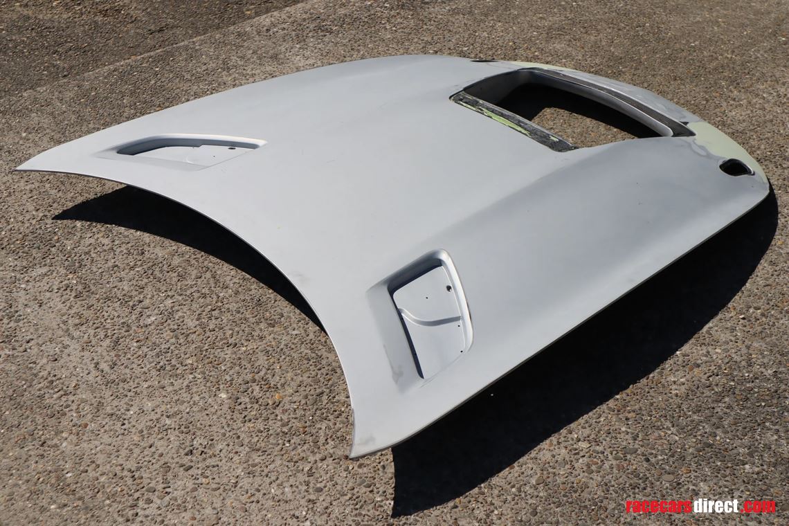 mercedes-amg-gt4-hood