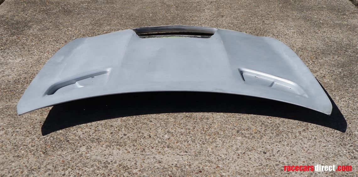 mercedes-amg-gt4-hood