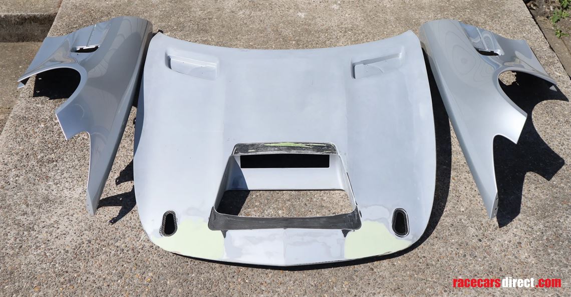 mercedes-amg-gt4-hood-and-fender-set