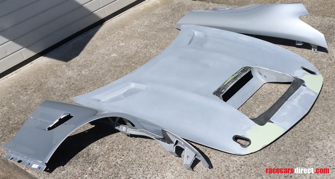 mercedes-amg-gt4-hood-and-fender-set