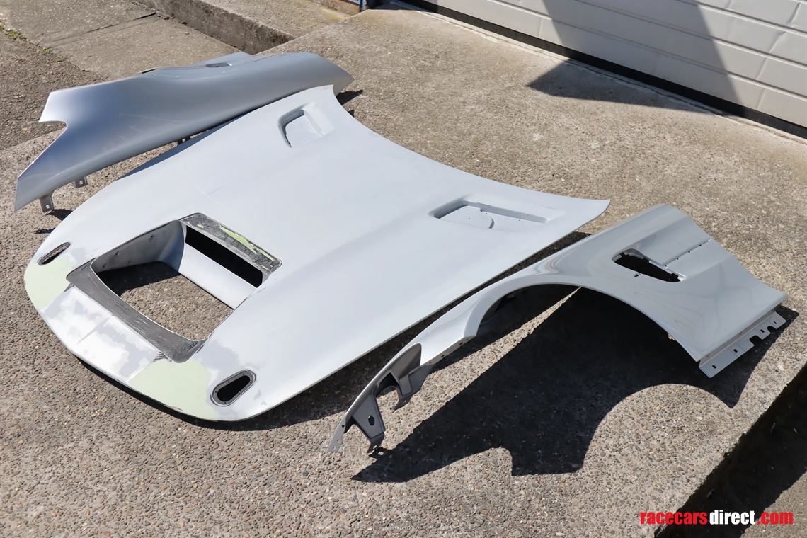 mercedes-amg-gt4-hood-and-fender-set