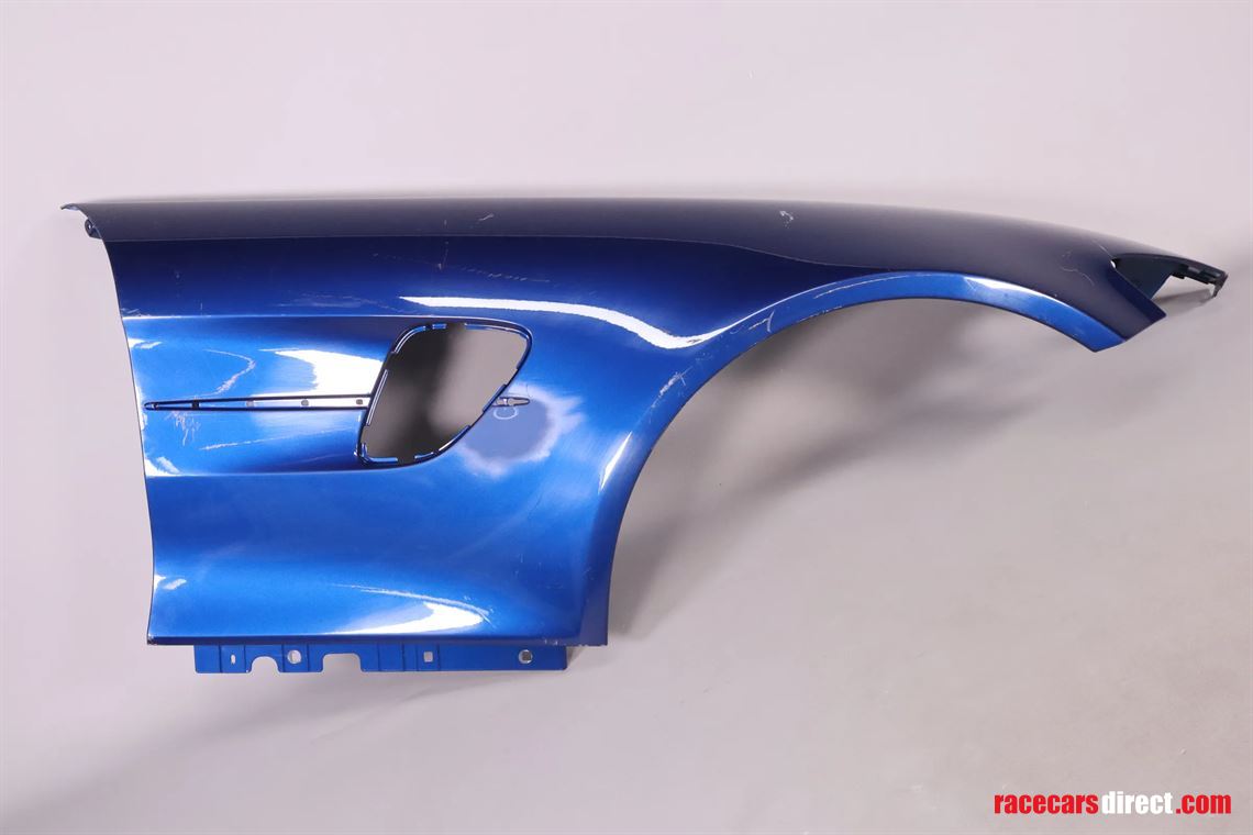 mercedes-amg-gtr-right-fender