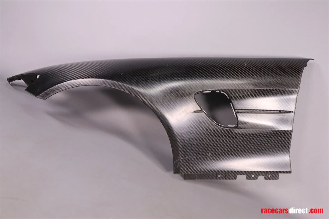 mercedes-amg-gt4-left-and-right-fenders