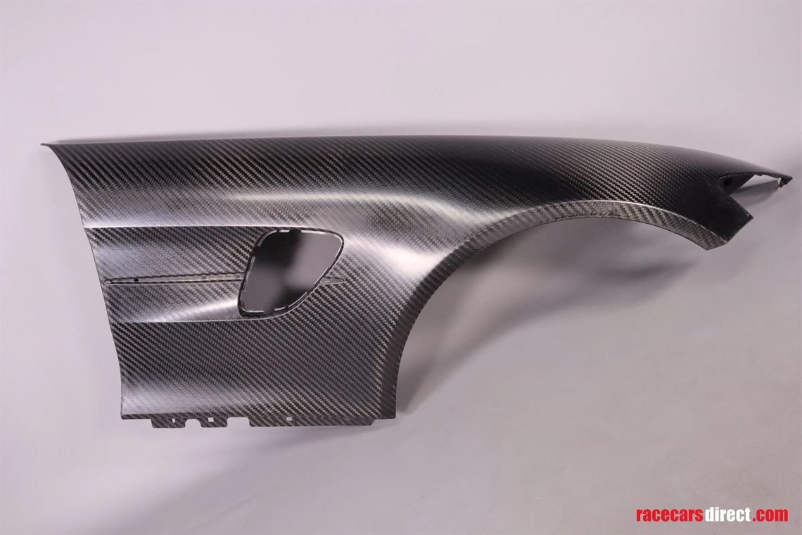 mercedes-amg-gt4-left-and-right-fenders