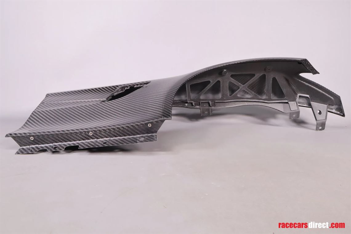 mercedes-amg-gt4-right-fender