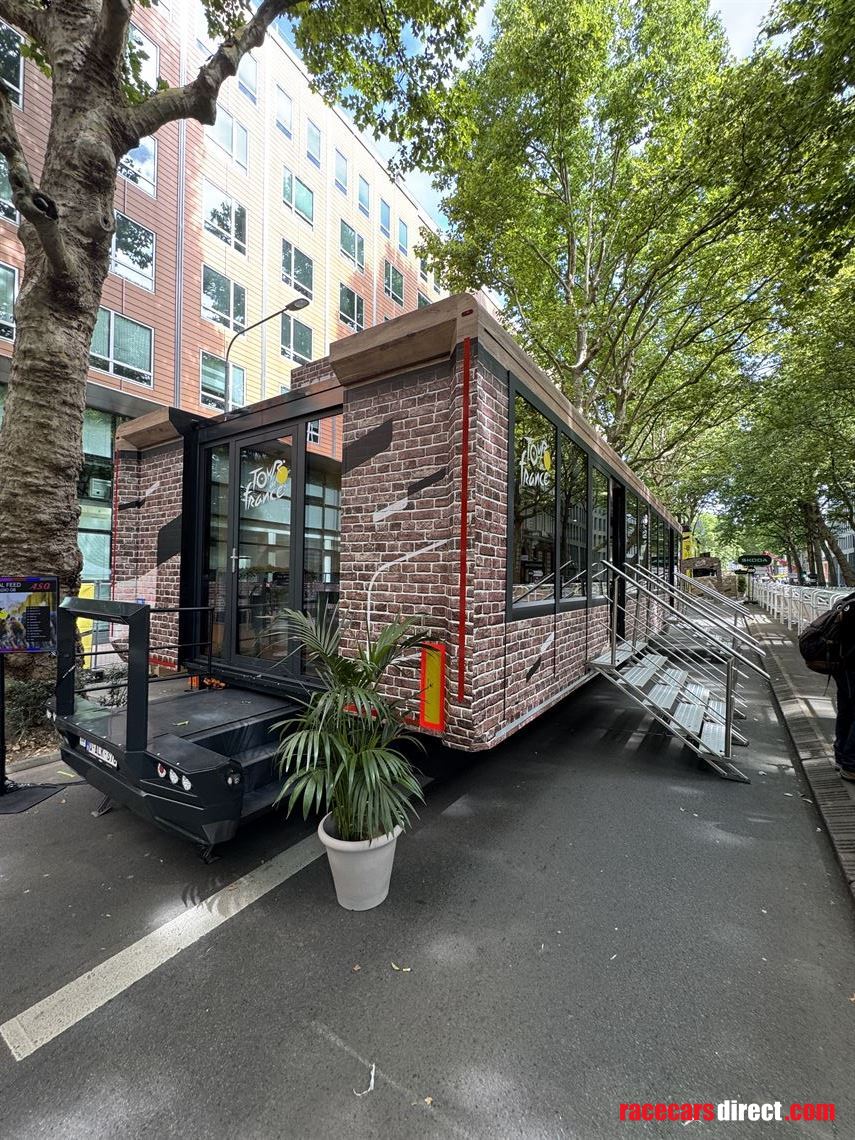 expandable-trailer-with-rooftop