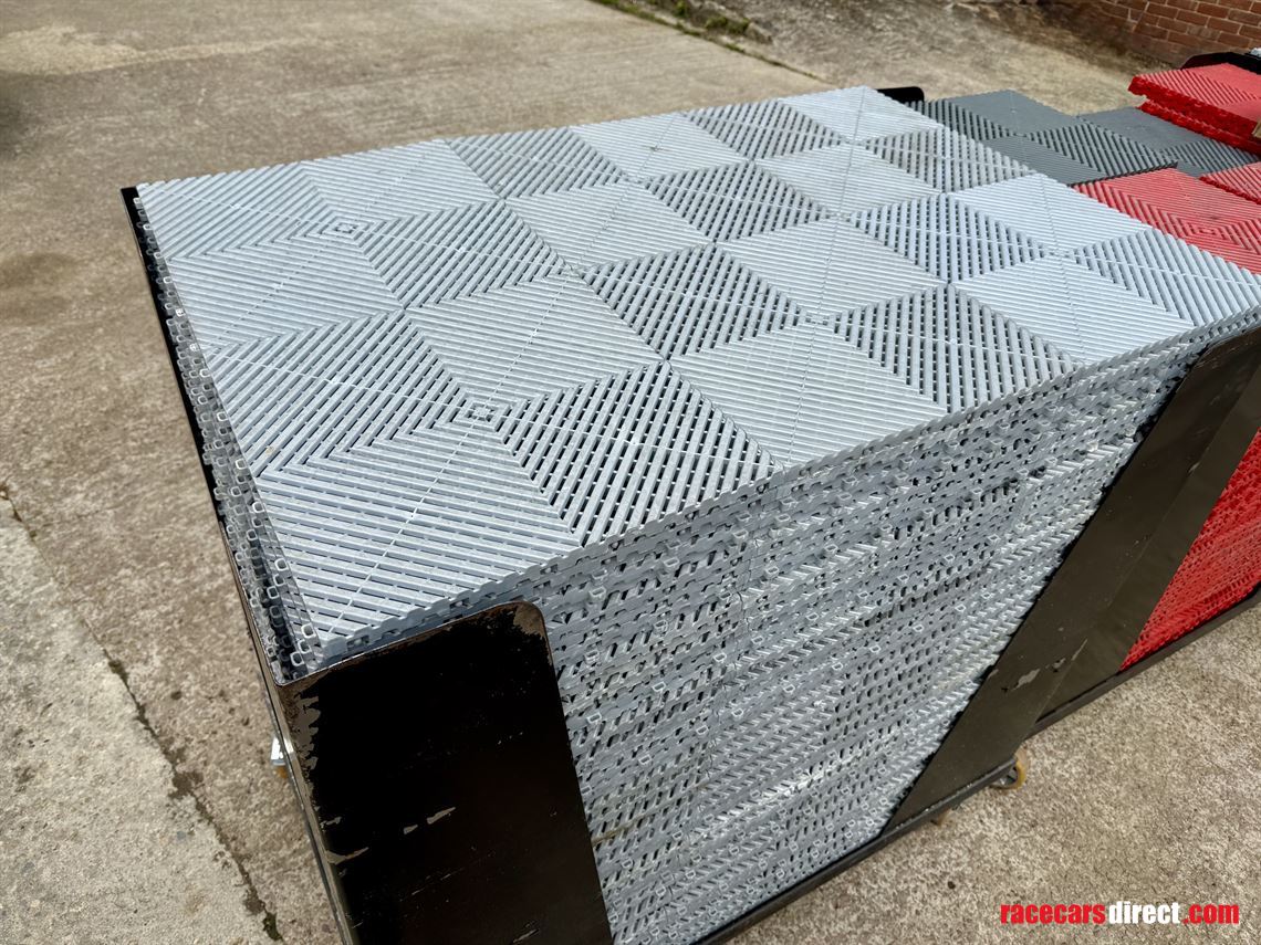 swisstrax-flooring-tiles-and-transport-trolli