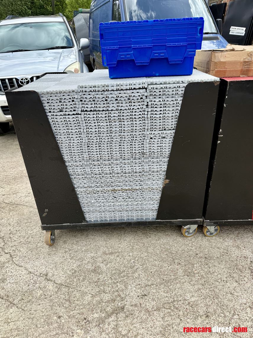 swisstrax-flooring-tiles-and-transport-trolli