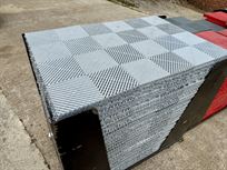 swisstrax-flooring-tiles-and-transport-trolli