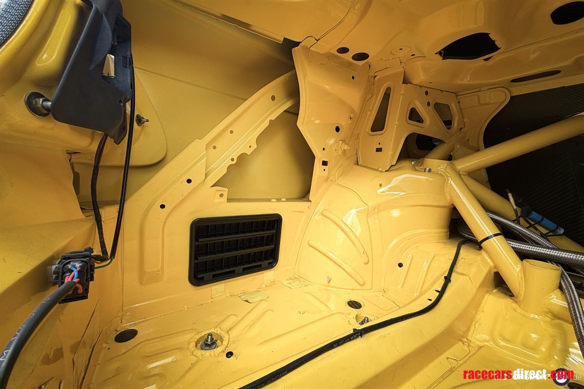 bmw-e46-racecar-with-e36-320i-stw-technic
