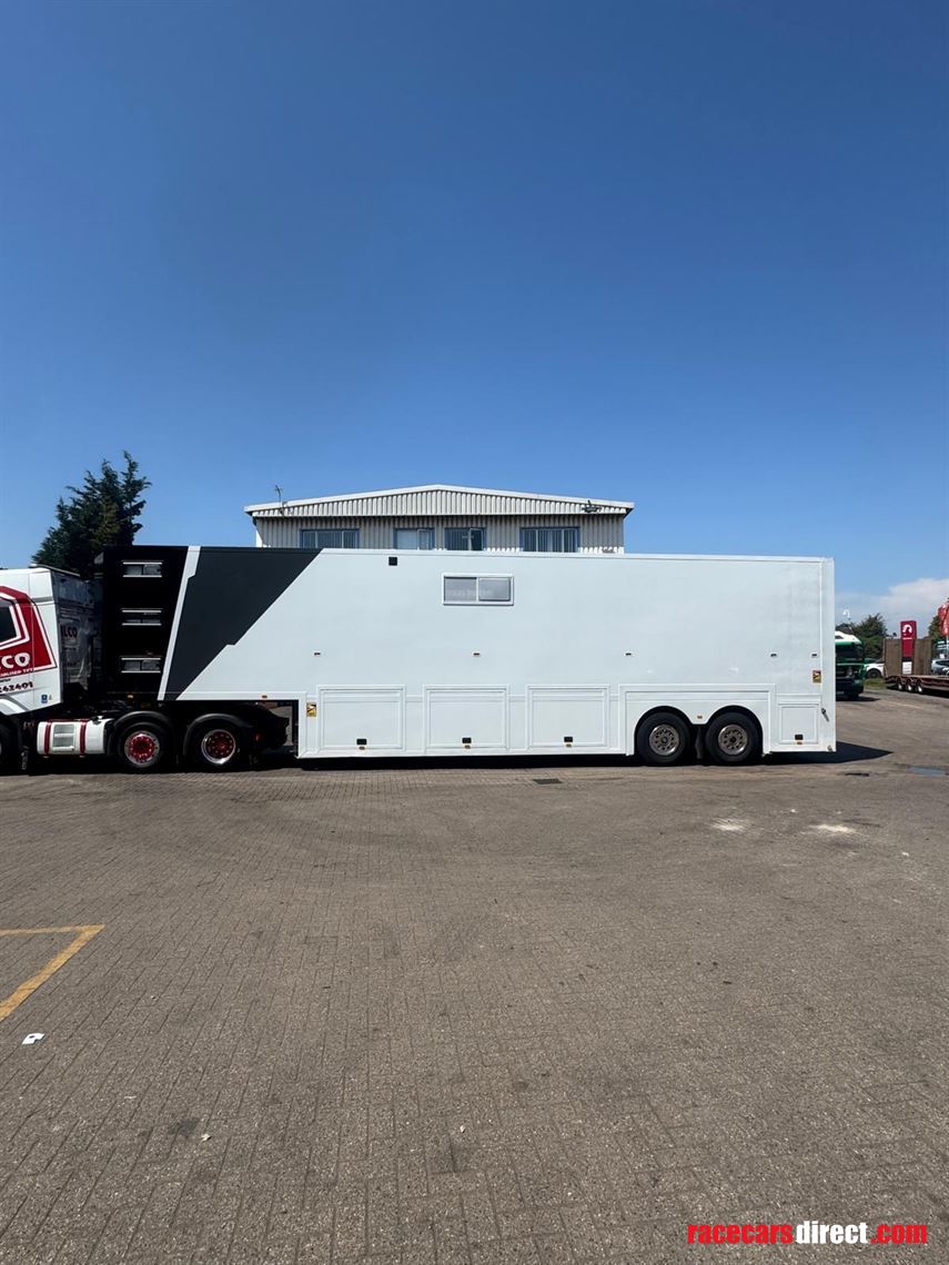 race-transporter-living-trailer