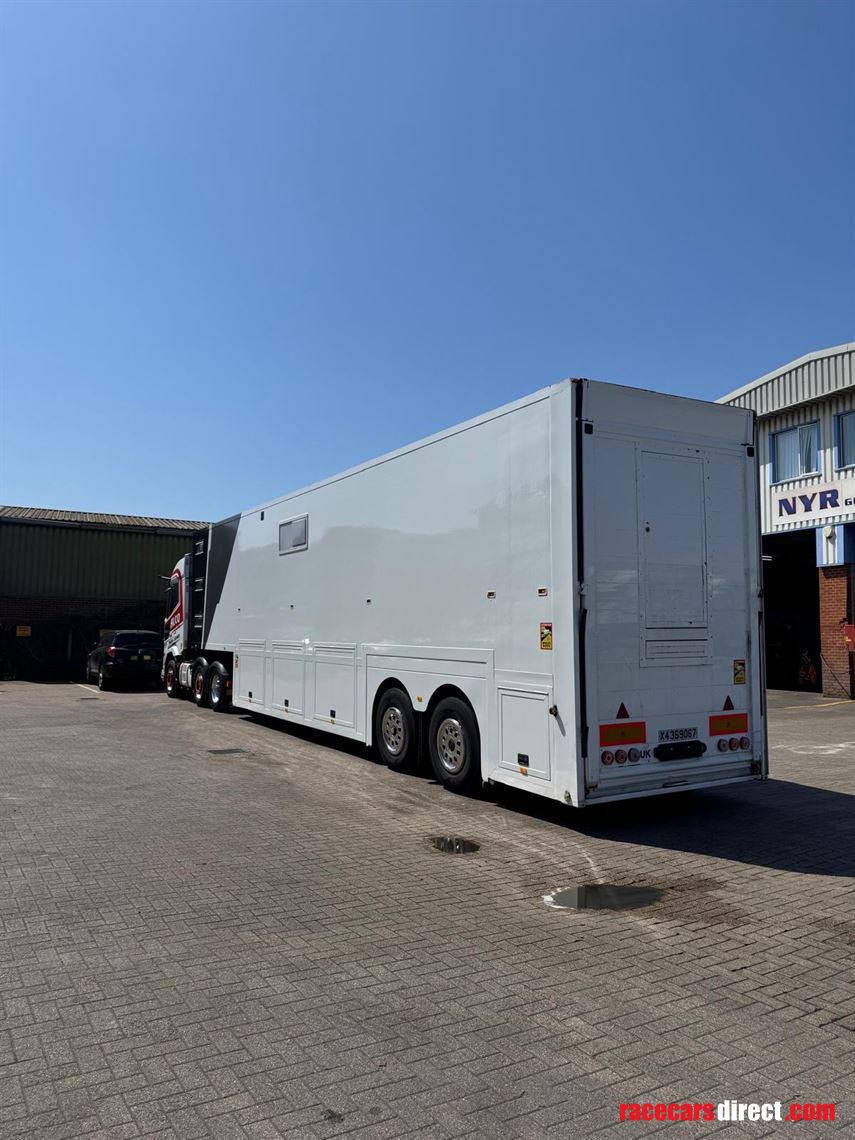race-transporter-living-trailer