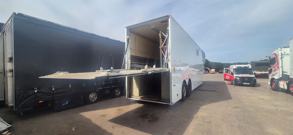 race-transporter-living-trailer