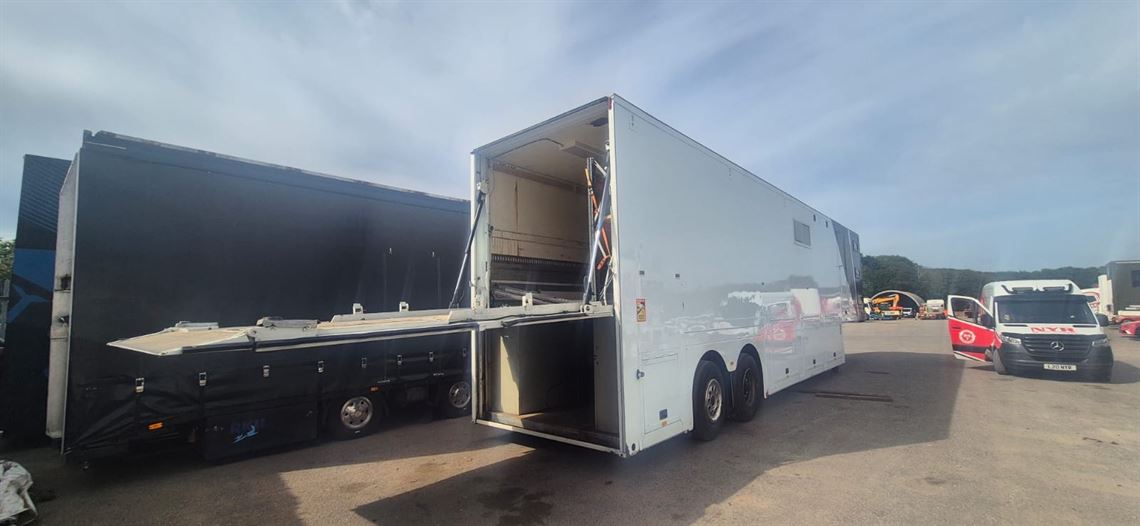 race-transporter-living-trailer