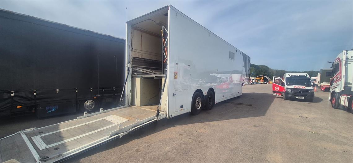 race-transporter-living-trailer