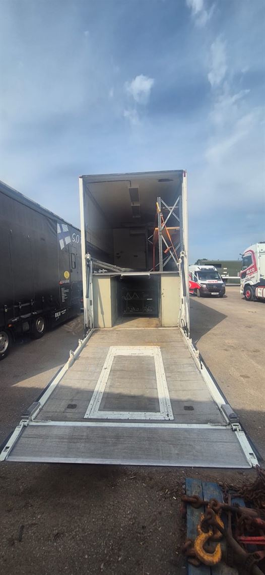 race-transporter-living-trailer