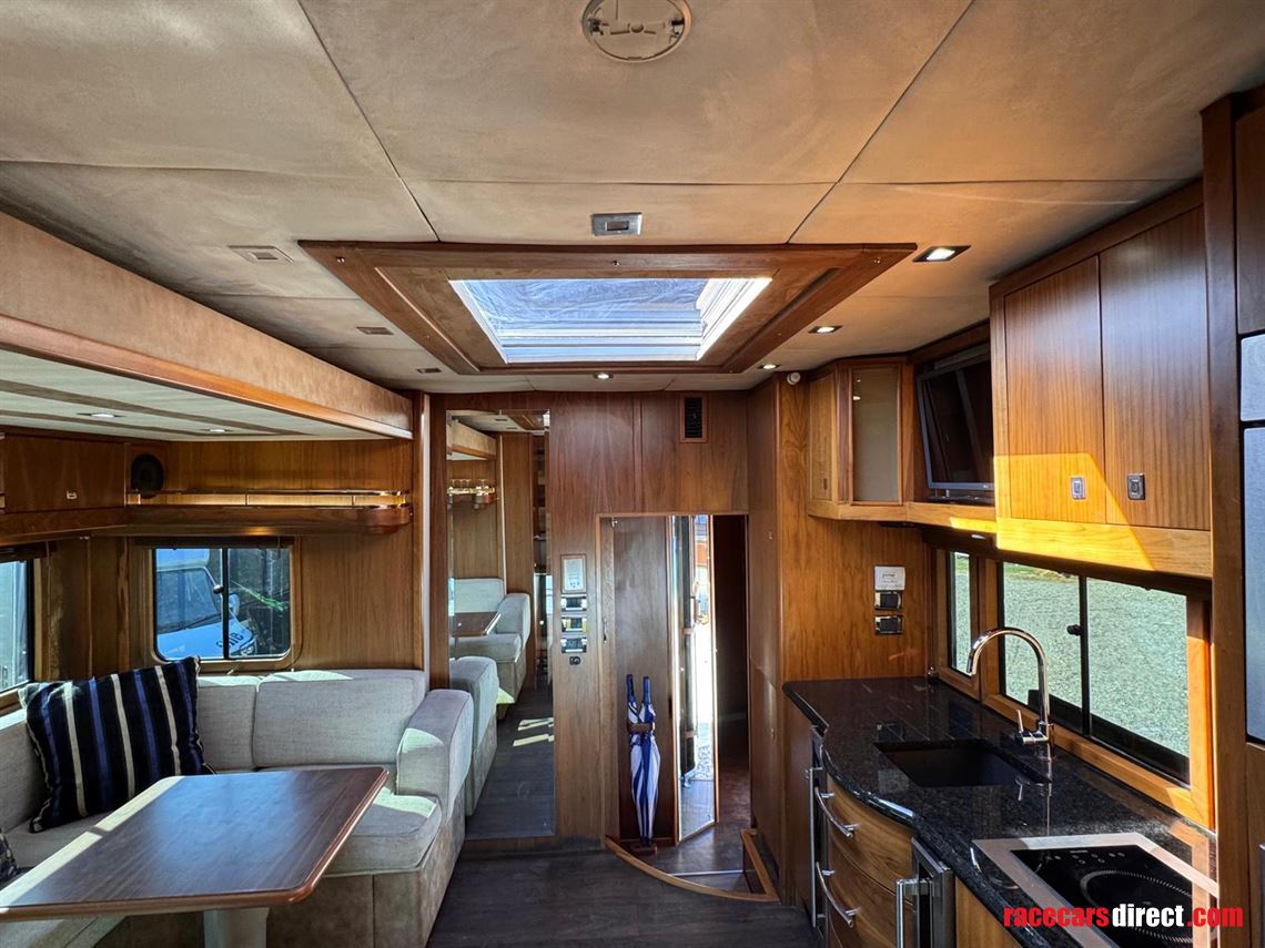 2010-whittaker-horsebox---scania-26-tonne-rea