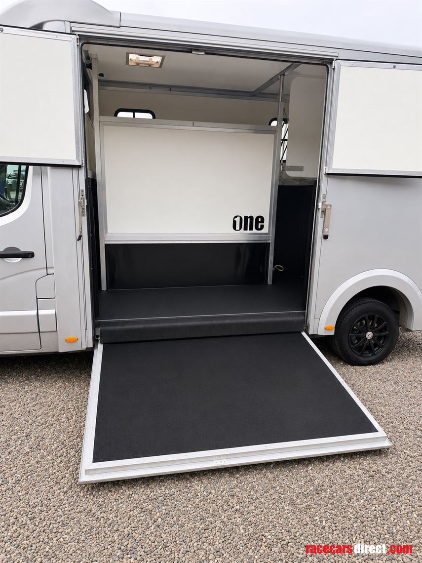 2021-renault-bloomfields-2-horsebox-1100kg-pa