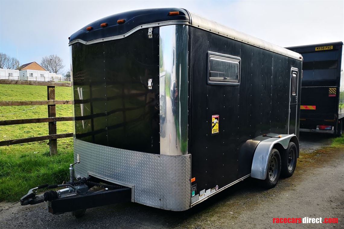 race-trailer-with-accommodation-karting-track