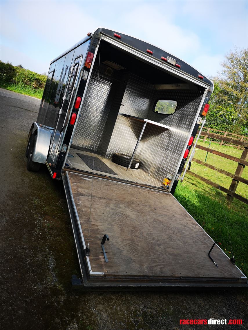 race-trailer-with-accommodation-karting-track