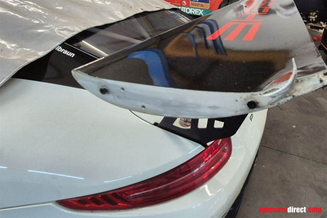 porsche-gt3-cup-9911-accident-damaged-car