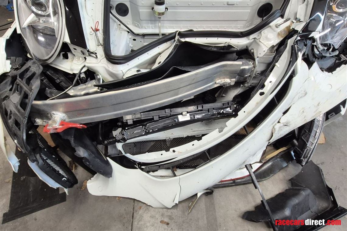 porsche-gt3-cup-9911-accident-damaged-car