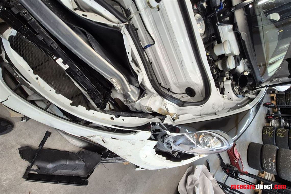 porsche-gt3-cup-9911-accident-damaged-car