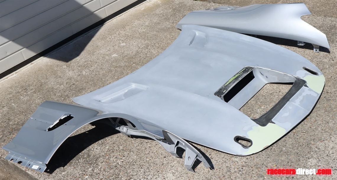 mercedes-amg-gt4-hood-and-fender-set