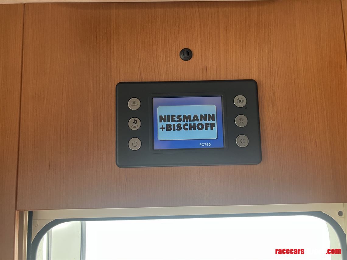 2011-niesmann-bischoff-8000i-lw-garage-motorh
