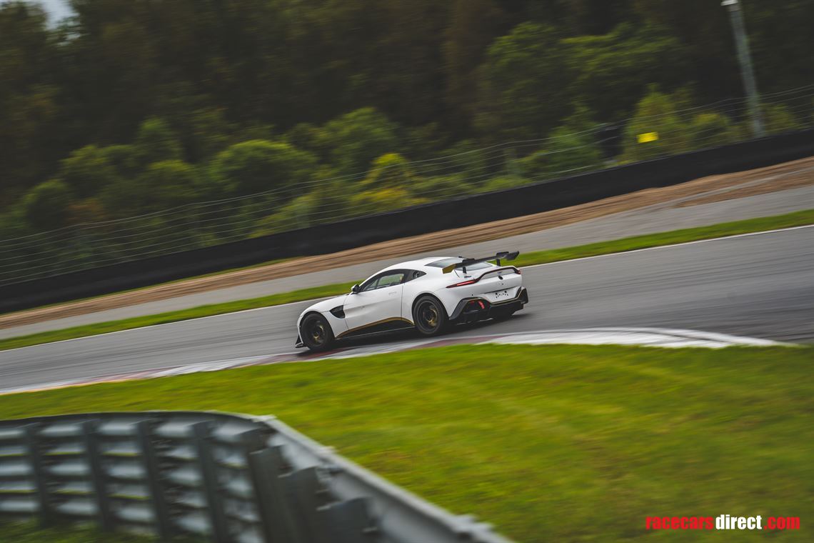 aston-martin-vantage-gt4