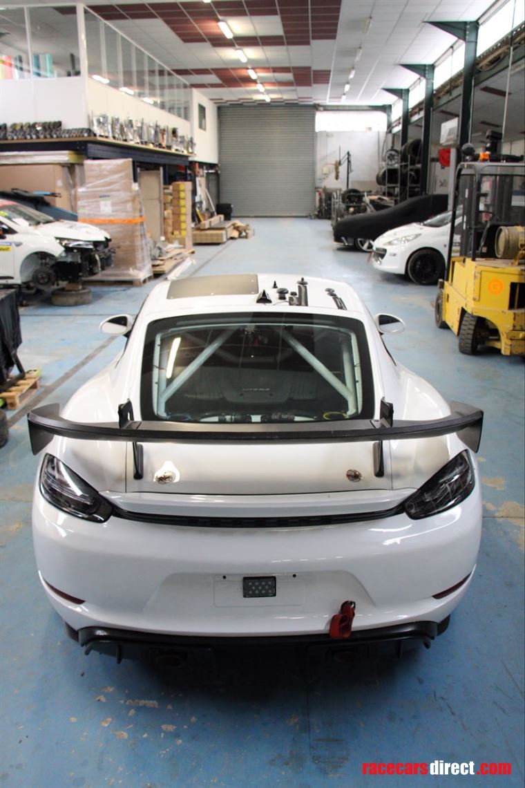 porsche-cayman-gt4-rs