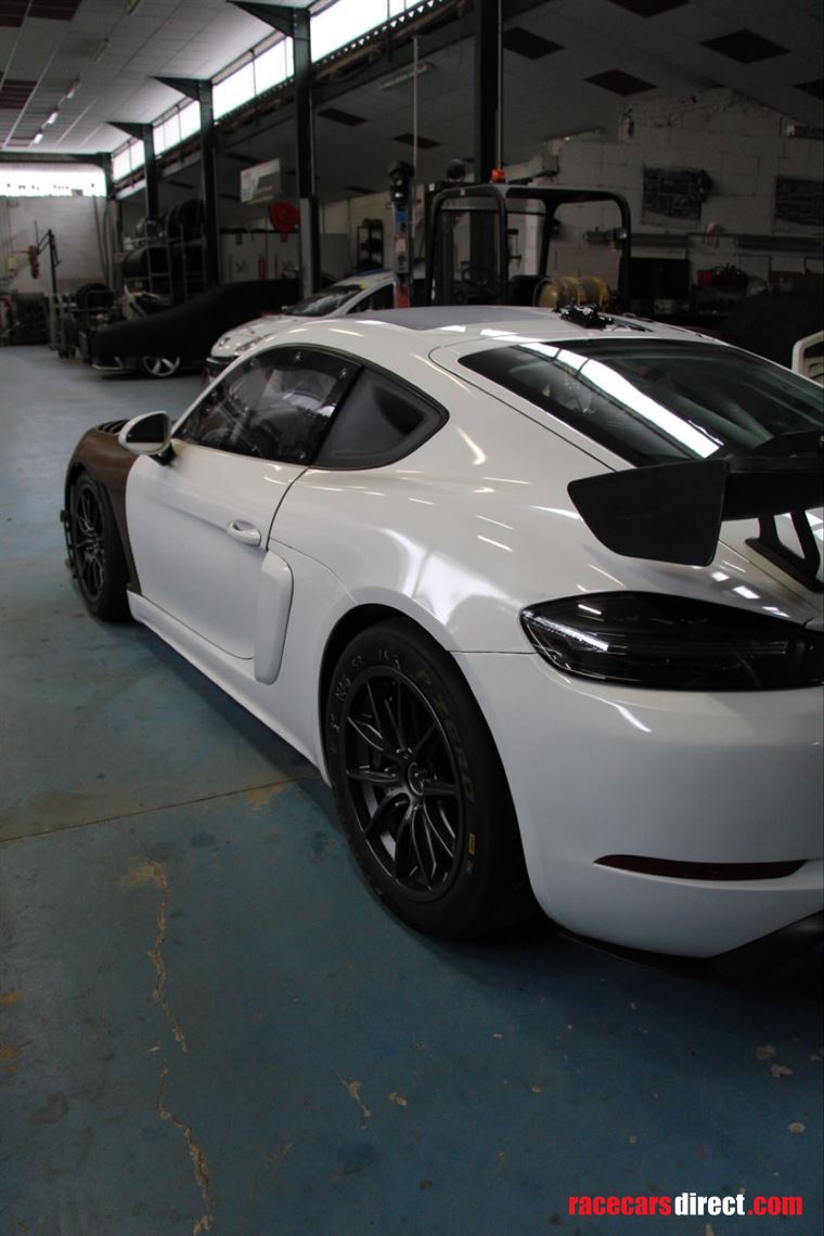 porsche-cayman-gt4-rs