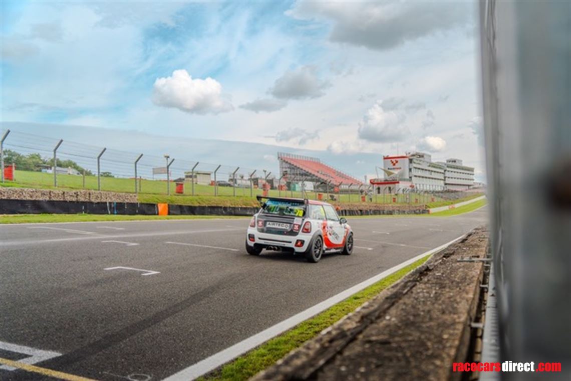 championship-winning-mini-challenge-clubsport