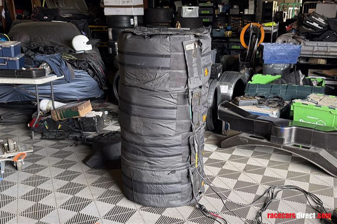 controlled-set-of-tyre-warmers