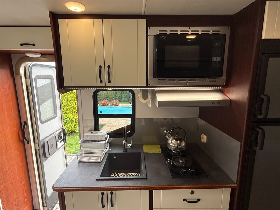 luxury-mercedes-sprinter-motorhome