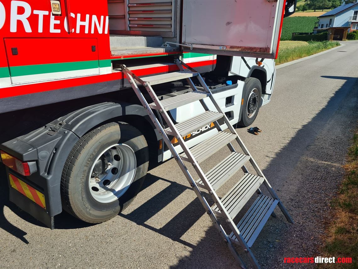 ferrari-renntransporter-mit-werkstatteinricht